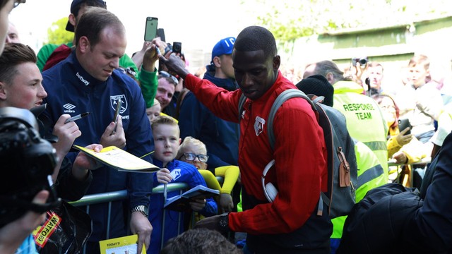 Doucoure kala melayani sesi tanda tangan bersama suporter Watford. Foto: REUTERS/Ian Walton