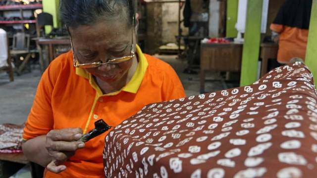 Kain batik menjadi salah satu oleh-oleh khas dari Jawa Tengah. Foto: Aria Sankhyaadi/kumparan