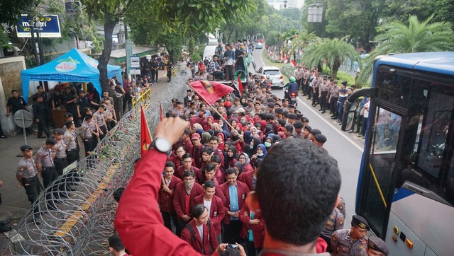 Suasana saat massa yang tergabung dalam Himpunan Mahasiswa Islam (HMI) dan Ikatan Mahasiswa Muhammadiyah (IMM) menggelar aksi di depan Gedung KPU, Jakarta, Jumat (17/5/2019). Foto: Nugoroho Sejati/kumparan