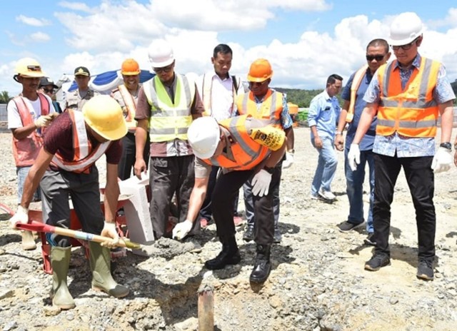 Kapolda Papua melakukan peletakan batu pertama pembangunan rumah susun di Doyo, Kabupaten Jayapura (Dok: Polda Papua) 