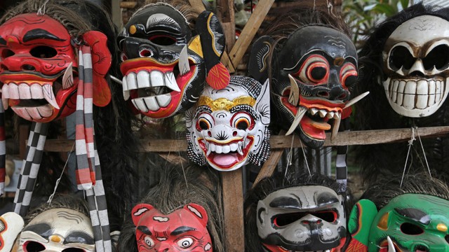 Kerajinan topeng berbagai bentuk dan rupa khas Bali juga bisa menjadi alternatif pilihan oleh-oleh. Foto: Aria Sankhyaadi/kumparan