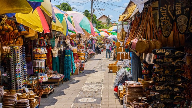 Pasar Ubud, salah satu pasar tradisional yang menjual beragam oleh-oleh khas Bali. Foto: Shutterstock