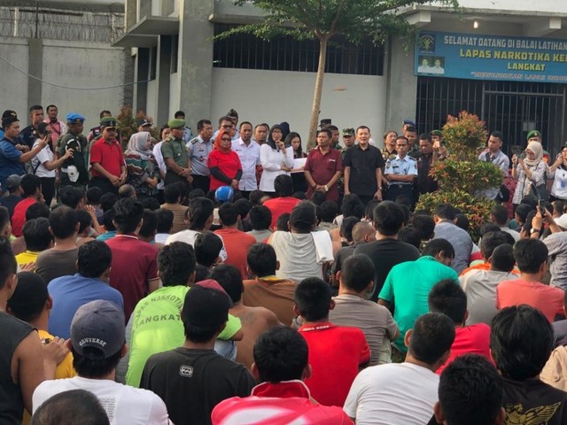 Direktur Jenderal Pemasyarakatan Sri Puguh Budi Utami dialog bersama narapidana di Lembaga Pemasyarakatan Narkotika Kelas III Langkat, Jumat (17/5).(Foto: Kemenkumham)