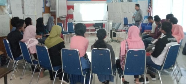 Wakil Rektor III Unpatt: Dr. Jusuf Madubun. M.Si., Saat Menyampaikan Materinya pada training generasi 11 NVSC (17/5). Dok : Lentera Maluku