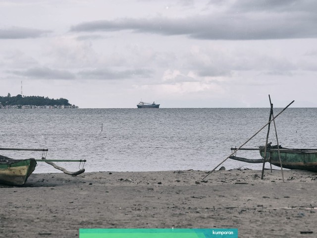 Pantai Sanleko tempat mendaratnya para tahanan politik unit IV saat di buang di Pulau Buru, Maluku. Foto: ANTARA FOTO/Hafidz Mubarak A