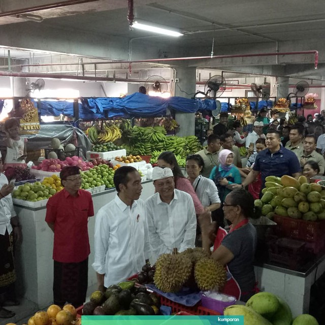 Presiden Joko Widodo kunjungi Pasar Badung yang terletak di Jalan Sulawesi, Kota Denpasar, Sabtu (18/5) pagi. Foto: Denita BR Matondang/kumparan