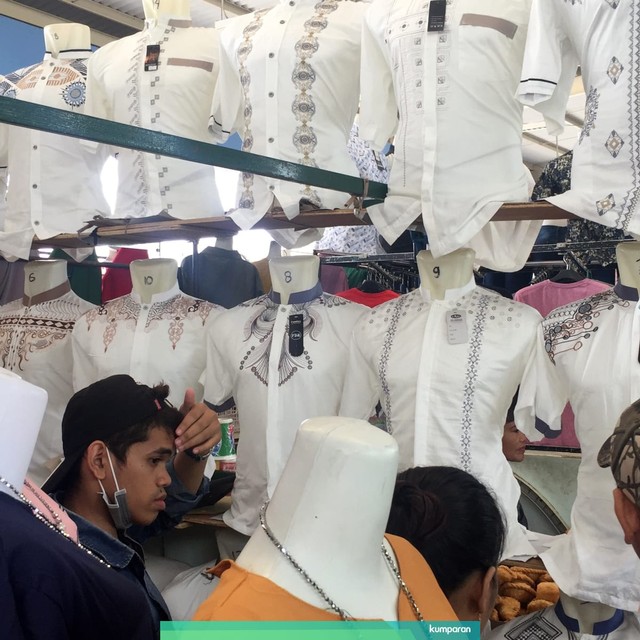 Baju Koko di Pasar Tanah Abang Jelang Ramadhan, Sabtu (18/5). Foto: Nurul Nur Azizah/kumparan
