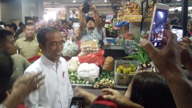 Jokowi saat melakukan kunjungan ke Pasar Badung, Denpasar , Kamis (18/5) - kanalbali/KAD