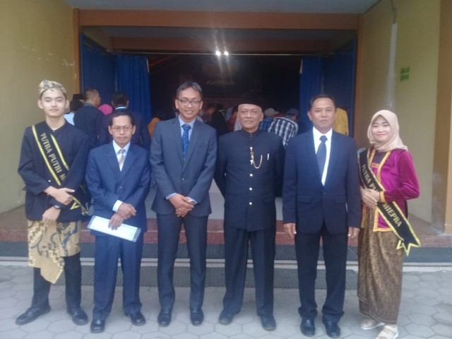 Kepala SMAN 1 Turen, Drs. Ibnu Harsoyo M.Pd., (tiga dari kanan) foto bersama para guru dan siswa di SMAN 1 Turen, Kabupaten Malang.
