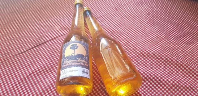 Anggur Lontar salah satu produk olahan dari IKM Lontar, Desa Watugong, layak dibawa pulang sebagai oleh-oleh saat berlibur ke Maumere. Foto oleh: Mario WP Sina, florespedia/kumparan.com
