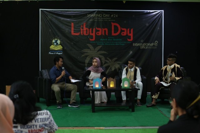 Kegiatan "Libyan Day" pada peringatan Hari Buku Nasional yang digelar di di Lobi Perpustakaan Universitas Sebelas Maret (UNS). (Agung Santoso)