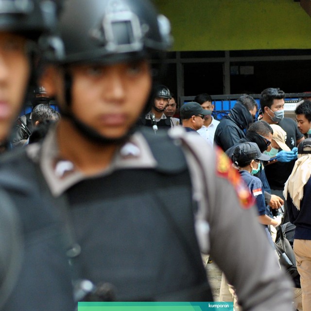 Polisi berjaga saat saat olah TKP pascapenangkapan terduga teroris di wilayah RT 10/10 Nanggewer Mekar, Cibinong, Kabupaten Bogor, Jawa Barat, Sabtu (18/5/2019). Foto: ANTARA FOTO/Arif Firmansyah