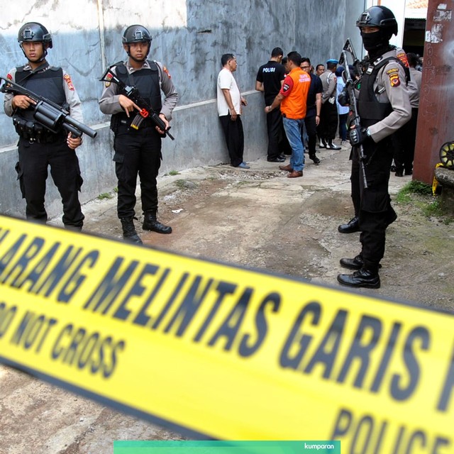 Polisi berjaga saat saat olah TKP pascapenangkapan terduga teroris di wilayah RT 10/10 Nanggewer Mekar, Cibinong, Kabupaten Bogor, Jawa Barat, Sabtu (18/5/2019). Foto: ANTARA FOTO/Arif Firmansyah