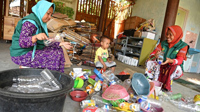 Pengelolah Bank Sampah Bintang Mangrove memilah sampah plastik yang dijual warga di Bank Sampah Bintang Mangrove, Gunung Anyar Tambak, Surabaya. Foto: Antara/Zabur Karuru