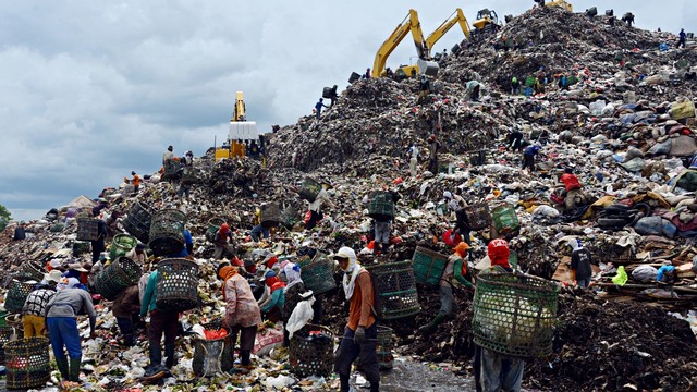 Sejumlah pekerja mencari barang untuk didaur ulang di tempat pembuangan terbesar di Jakarta, Bantar Gebang, Bekasi. Foto: AFP/Bay Ismoyo