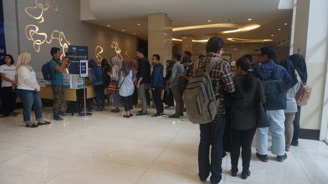 com-Roadshow Mediv Bandung, peserta melakukan registrasi ulang