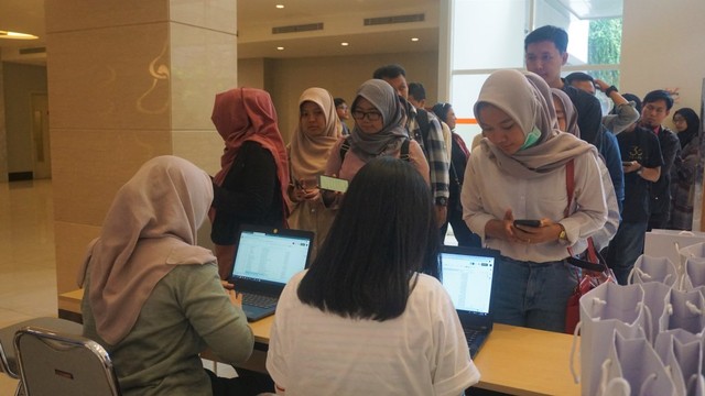 com-Roadshow Mediv Bandung, peserta melakukan registrasi ulang