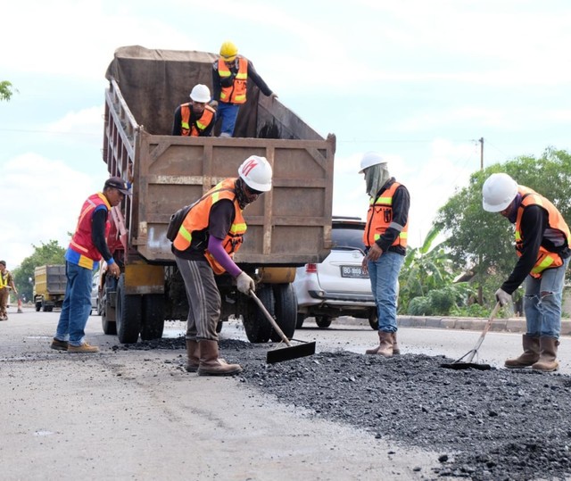 Proses perbaikan Jalan Lintas Sumatera (Urban Id)