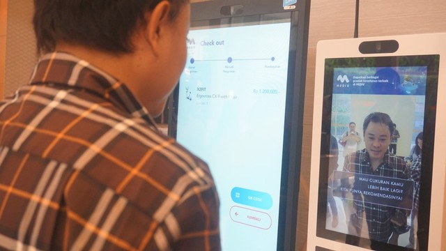 com-Roadshow Mediv Bandung, peserta mencoba aplikasi Mediv di layar besar