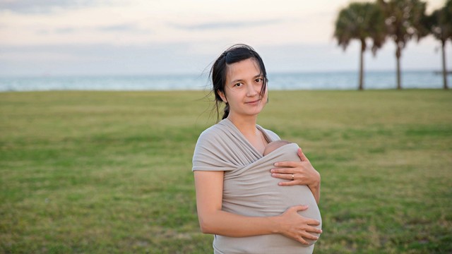 Ilustrasi gendongan bayi. Foto: Shutter Stock