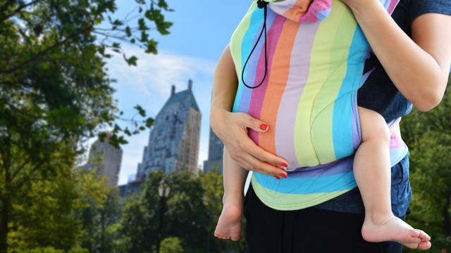 Ilustrasi gendongan Buckle Carriers. Foto: Shutter Stock