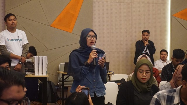 com-Roadshow Mediv Bandung, sesi tanya-jawab di talkshow