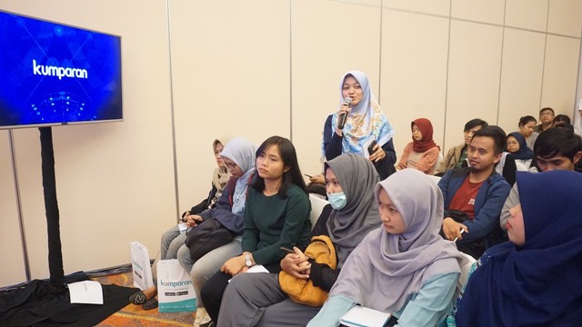 com-Roadshow Mediv Bandung, sesi tanya-jawab di talkshow