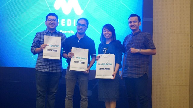 com-Roadshow Mediv Bandung, penyerahan bingkisan dari kumparan untuk pembicara