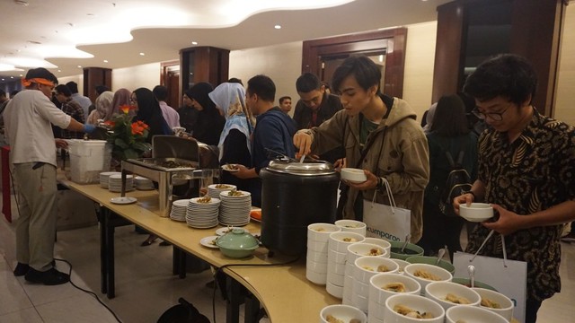 com-Roadshow Mediv Bandung, acara selesai dan peserta diajak untuk buka puasa bersama