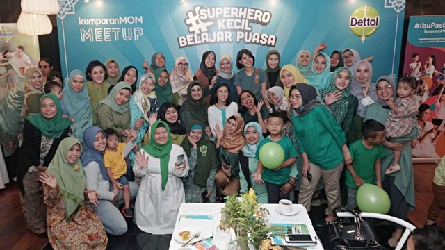 Para peserta dan pembicara berfoto bersama usai acara bertajuk 'Superhero Kecil Belajar Puasa' dalam rangkaian kumparanMOM Meet Up with Dettol. Foto: Fanny Kusumawardhani/kumparan