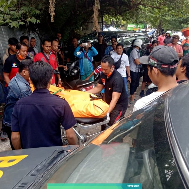 Petugas medis mengevakuasi jenazah WN Prancis yang diduga bunuh diri di Seminyak, Bali. Foto: Dok. Istimewa