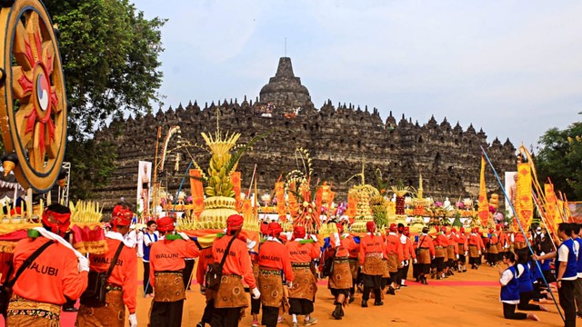 Sejumlah umat Budha mengikuti kirab saat prosesi kirab Waisak 2563 BE/2019 di kawasan Candi Borobudur. Foto: Antara/Andreas Fitri Atmoko