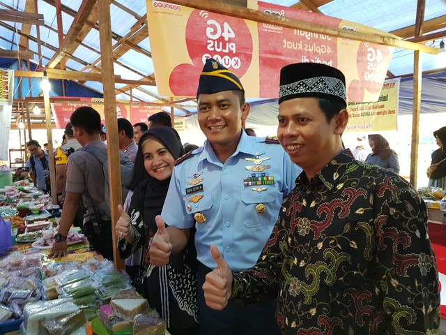 Ketua DPRD Kobar Triyanto bersama Danlanud Iskandar Pangkalan Bun saar berkunjung ke pasar ramadan Pangkalan Bun. (Foto: Joko Hardyono)