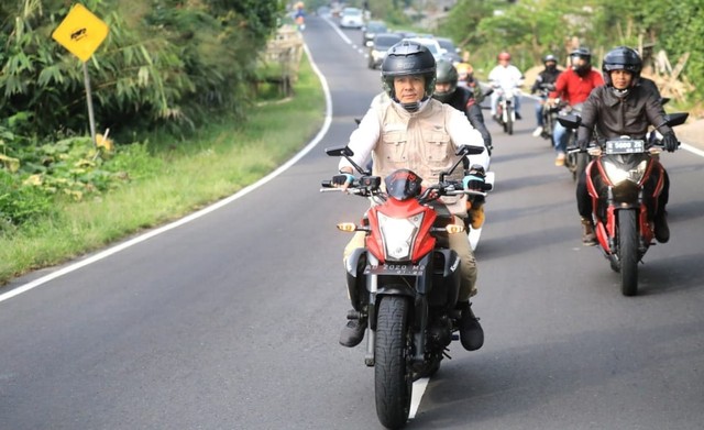 Gubernur Ganjar Pranowo saat meninjau jalur alternatif Semarang-Magelang. (Foto: Dok. Humas Pemprov Jateng)