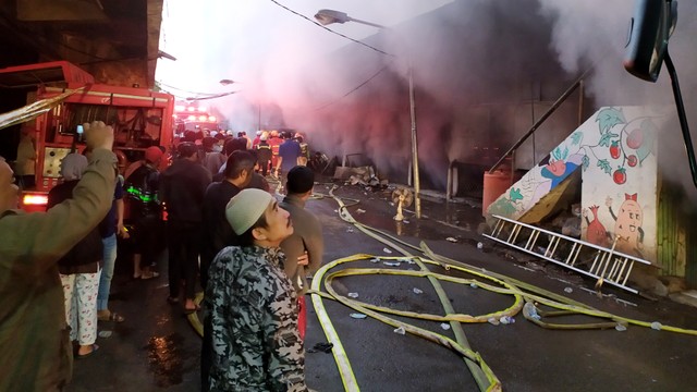 Suasana disekitar kebakaran Pasar Kosambi Kota Bandung. Foto: Rachmadi Rasyad/kumparan