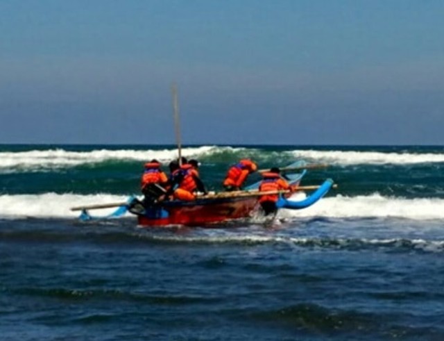 Tim SAR Gunungkidul saat berusaha mengevakuasi wisatawam yang terjebak di Goa Langse lewat jalur laut. Foto: erl.