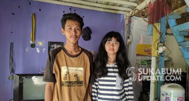 Kakak beradik, Ahmad Royani (24 tahun) dan Siti Mubarokah (16) di rumah tidak layak huni dan nyaris ambruk di Kampung Babakan Jampang RT 001/019, Kelurahan Cisarua, Kecamatan Cikole, Kota Sukabumi. | Sumber Foto: CRP 1