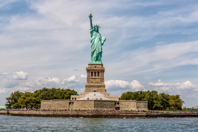 Wisatawan di Patung Liberty, Amerika Serikat Foto: Shutter Stock