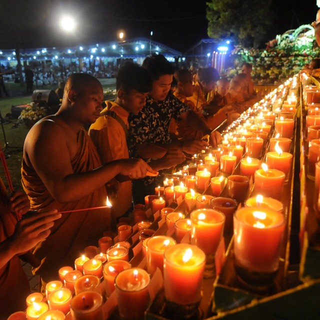 Sejumlah Biksu dan Umat Buddha menyalakan lilin pelimpahan jasa dalam perayaan Waisak di Candi Sewu, Prambanan, Klaten, Jawa Tengah, Sabtu (18/5/2019). Foto: ANTARA FOTO/Aloysius Jarot Nugroho