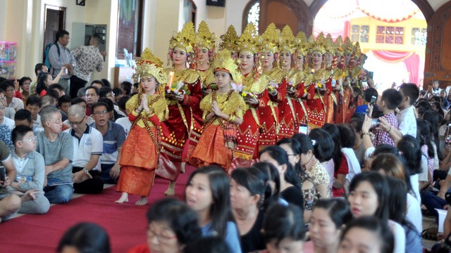 Sejumlah umat Buddha berpakaian adat Sumatera Selatan memberikan persembahan tari pada upacara perayaan Hari Raya Waisak di Vihara Dharmakirti Palembang, Sumsel, Minggu (19/5/2019). Foto: ANTARA FOTO/Feny Selly