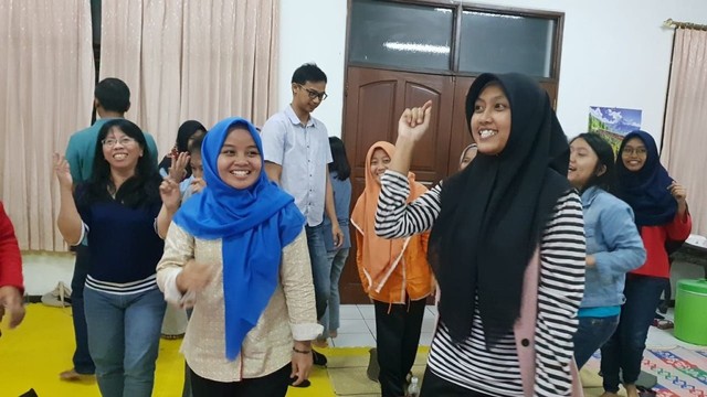 Dua kelompok pemuda berlainan keyakinan di Kota Cirebon, melakukan kegiatan buka puasa bersama (Bukber). Kegiatan Bukber dilakukan di Gereja Kristen Indonesia (GKI) Pengampon Cirebon. (Juan)