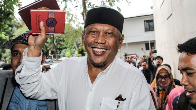 Eggi Sudjana (tengah) bersiap menjalani pemeriksaan di Dirkrimum Polda Metro Jaya, Jakarta, Senin (13/5/2019). Foto: ANTARA FOTO/Jaya Kusuma