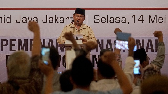 Calon Presiden nomor urut 02 Prabowo Subianto memberikan sambutan dalam acara Mengungkap Fakta-Fakta Kecurangan Pilpres 2019 di Jakarta, Selasa (14/5/2019). Foto: Fanny Kusumawardhani/kumparan