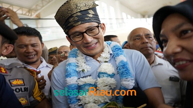 CALON Wakil Presiden Sandiaga Salahuddin Uno saat tiba di Pekanbaru. 