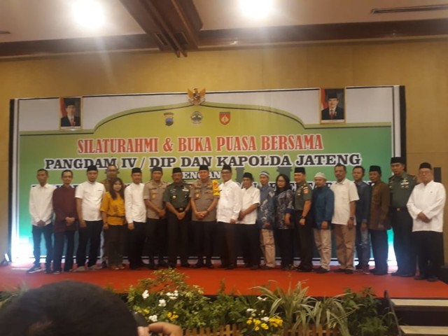 Seluruh peserta dan penyelenggara Pemilu se-Solo Raya ikuti deklarasi bersama untuk mengapresiasi penyelenggaraan pemilu yang aman dan tertib pada Kamis (16/05/2019). (Agung Santoso)
