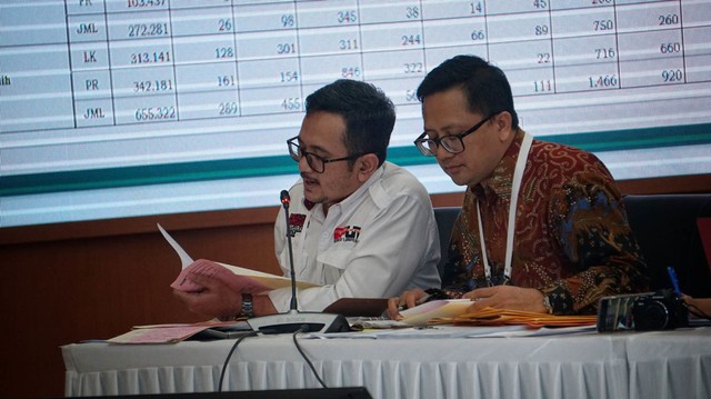Ketua PPLN Kuala lumpur, Agung Cahya (kiri). Foto: Jamal Ramadhan/kumparan