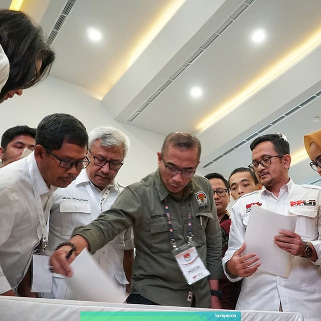 Pengecekan dokumen bersama PPLN Kuala Lumpur, Agung Cahya. Foto: Jamal Ramadhan/kumparan