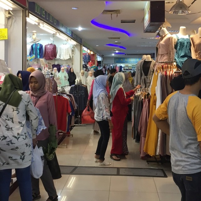 Suasana toko pakaian di Pasar Beringharjo, Kota Yogyakarta, Minggu (19/5). Foto: Arfiansyah Panji Purnandaru/kumparan