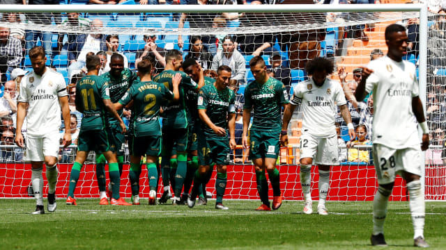 Tiga pemain Real Madrid berdiri di sekitar perayaan gol Real Betis. Foto: Miguel Medina/Reuters