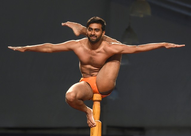 Seorang pesenam India peragakan olahraga tradisional di Mumbai. Foto: AFP/PUNIT PARANJPE